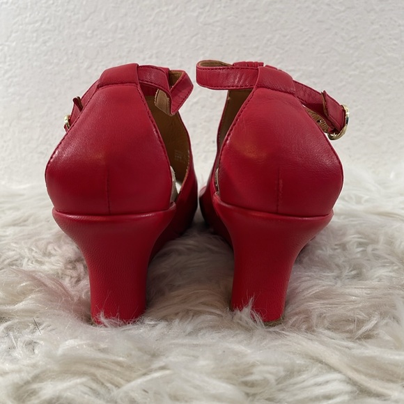 EARTHIES ARTSY Ankle Strap Wedge Sandals Heels Womens
10 Ruby Red VERIA LEATHER - Picture 6 of 15